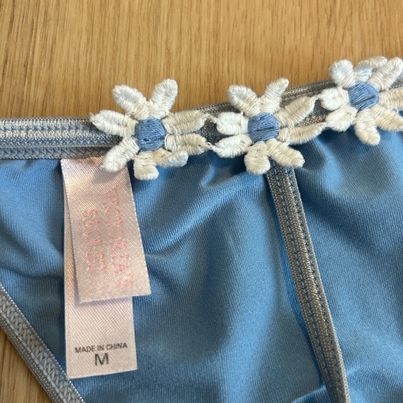 2003 Y2K Vintage Victoria’s Secret Floral Appliqué V String Thong Panty M - Picture 3 of 5